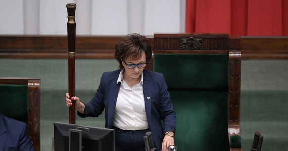 Nie śmiałam się z komisji ds. pedofilii, tylko z sytuacji, jaka wyniknęła - tak marszałek Sejmu Elżbieta Witek tłumaczyła swój napad śmiechu podczas wczorajszego głosowania. Była długa procedura głosowania, to posłowie sobie zażartowali – dodaje.