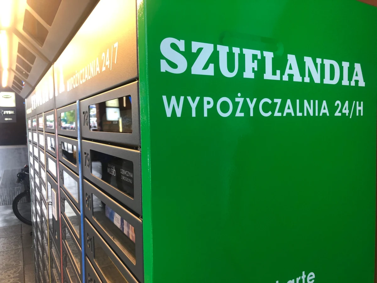 Szuflandia, czyli czynna przez całą dobę, siedem dni w tygodniu, pierwsza w Polsce samoobsługowa biblioteka, od dziś działa w rynku łódzkiej Manufaktury. Wypożyczalnia książek to prototyp, który ma pomóc dotrzeć do jeszcze większej liczby odbiorców. Żeby otworzyć szufladkę z jedną z prawie 100 książek, wystarczy mieć kartę biblioteczną. 