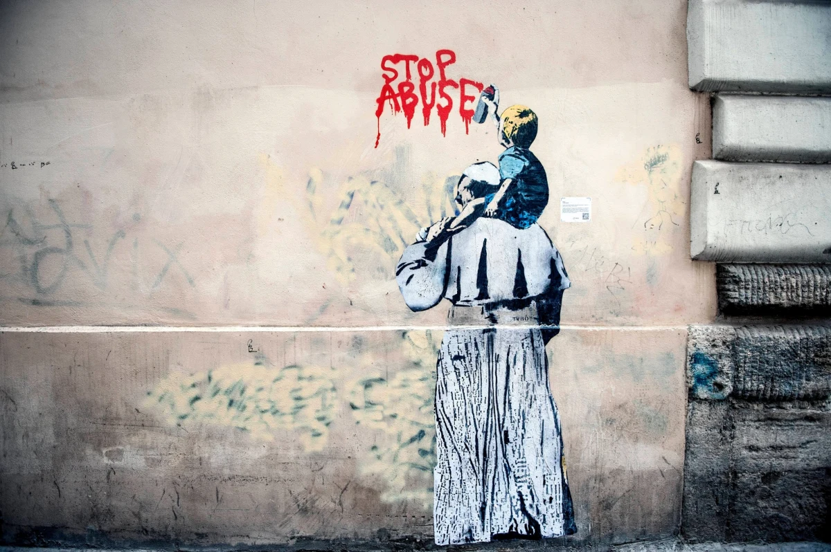 Watykan opublikował w czwartek vademecum dotyczące procedur postępowania w przypadkach pedofilii w Kościele. Jego celem, jak wyjaśniono, jest "uleczenie bolesnej rany". Zabroniono ograniczania kary wobec sprawców do przenoszenia na przykład do innej parafii.