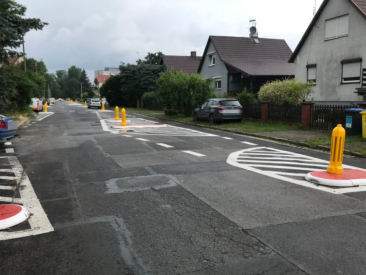 Kierowcy jadący dwukierunkową ulicą Rakowiecką we Wrocławiu łapią się za głowy. Na szerokiej dotąd jezdni pojawiły się linie, wysepki i słupki, które trzeba omijać. W praktyce ktoś musi się zatrzymać, by przejechać mógł ktoś.