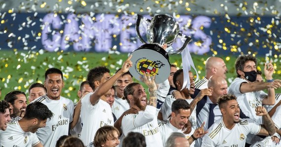Piłkarze Realu Madryt z tytułem mistrzów Hiszpanii: po raz 34. w historii, ale po raz pierwszy od 2017 roku. W 37. kolejce hiszpańskiej ekstraklasy "Królewscy" wygrali u siebie z Villarrealem 2:1 i przed ostatnią serią gier mają siedem punktów przewagi nad Barceloną.