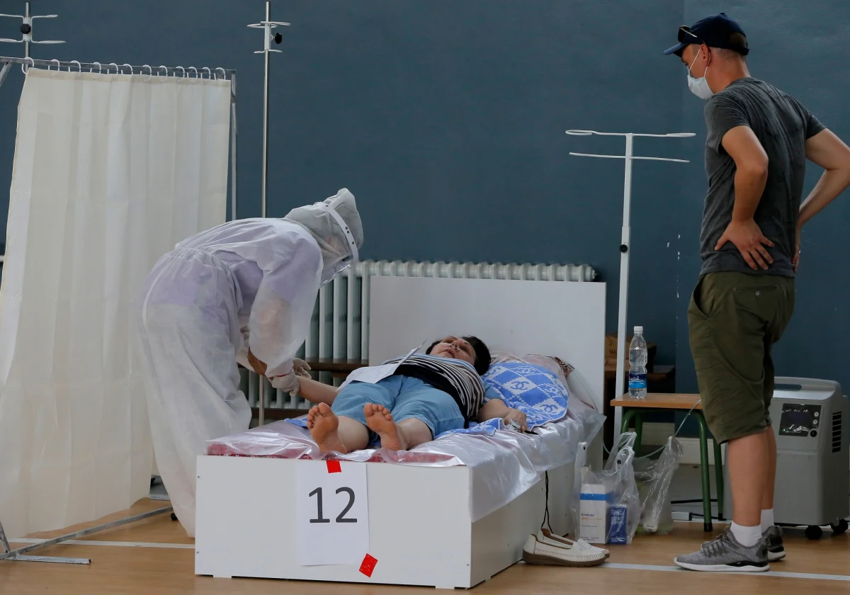 Chorzy leczeni z powodu infekcji koronawirusem na intensywnej terapii umierają prawie o jedną trzecią rzadziej niż na początku pandemii. To wynik analizy danych z trzech kontynentów przeprowadzonej przez naukowców z brytyjskich ośrodków naukowych.