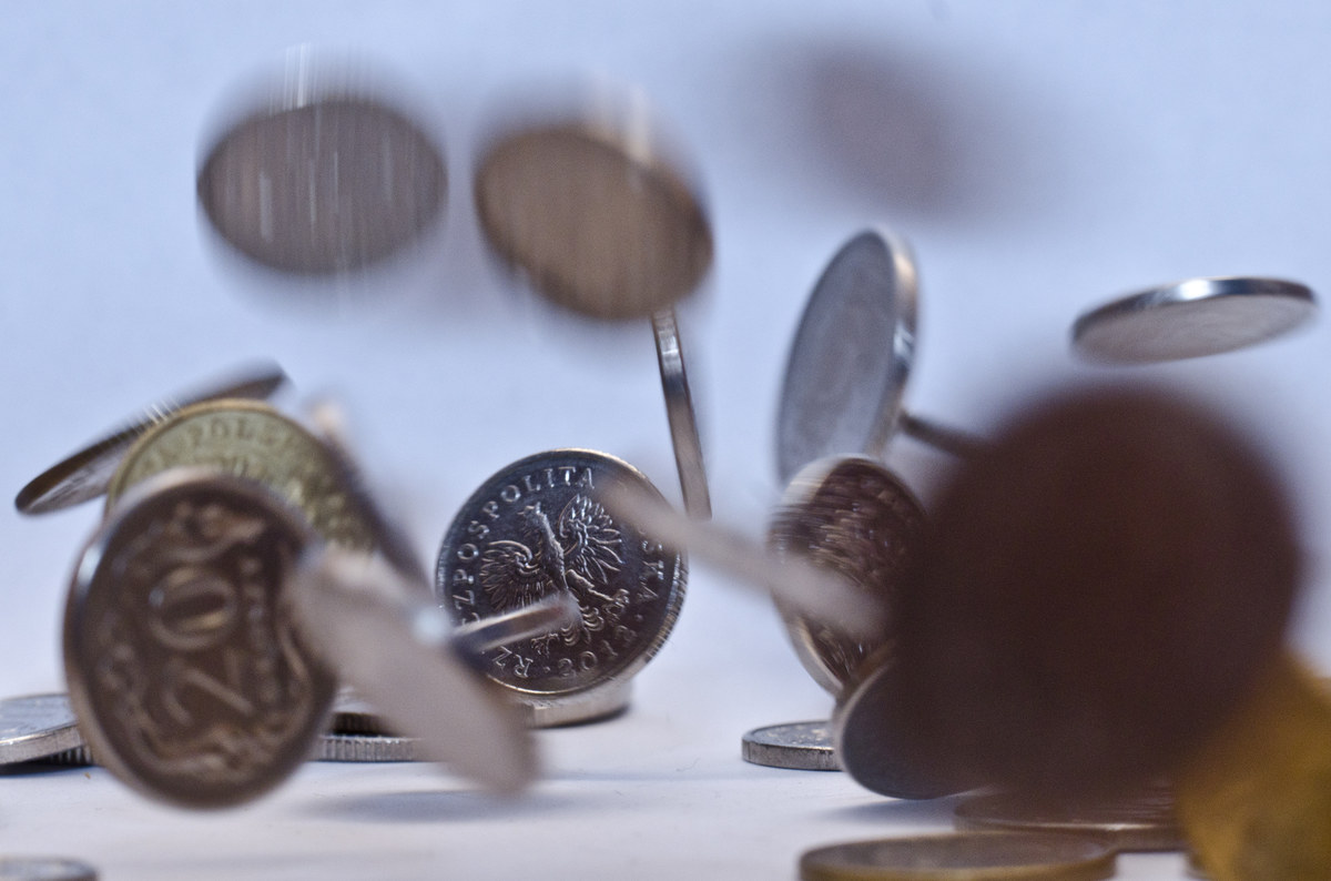 Dodatkowa, trzynasta emerytura, którą ZUS wypłaci w maju 2021 r. wyniesie 1300 zł brutto. To o 100 zł więcej niż w tym roku - podaje w piątkowym wydaniu "Super Express".
