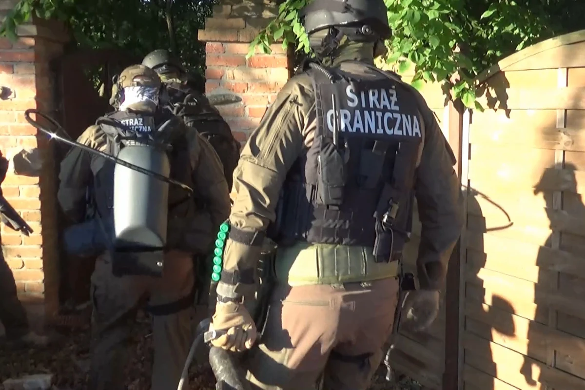 Funkcjonariusze CBŚP i SG, pod nadzorem Prokuratury Krajowej zatrzymali kolejnych podejrzanych o udział w rozbitej w listopadzie ubiegłego roku zorganizowanej grupie przestępczej. Jej członkowie przerzucali cudzoziemców z Rumunii, przez Polskę do krajów Europy Zachodniej.