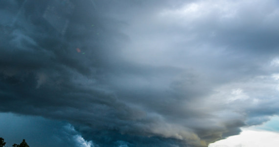 IMGW wydał w piątek ostrzeżenia pierwszego stopnia przed silnym deszczem z burzami dla czterech województw na południu kraju. Alert pierwszego stopnia wydano też dla Lubelszczyzny, Podlasia, Mazowsza oraz Warmii i Mazur, gdzie po południu prognozowane są burze z gradem.