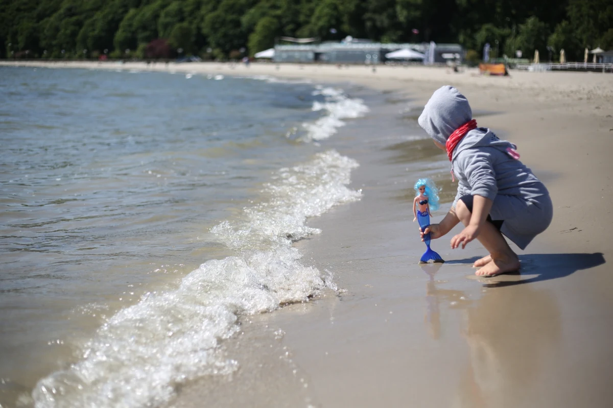 Po interwencji dziennikarzy RMF FM Ministerstwo Rozwoju ostrzega przed oszustami, próbującymi naciągać metodą "na bon turystyczny". Resort wysłał komunikat w tej sprawie. Problemowi mają się przyjrzeć służby.
