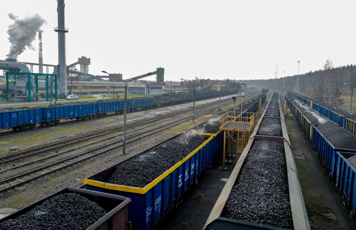 Mniej wydobytego i sprzedanego węgla, mniej wydrążonych pod ziemią korytarzy, przeniesienie zobowiązań finansowych na inny termin, czy wreszcie dodatkowe wydatki związane z chorobą i kwarantanną pracowników oraz profilaktyką - to wszystko ma wpływ na sytuację finansową Jastrzębskiej Spółki Węglowej. Spółka wystąpiła o wsparcie w ramach tarczy antykryzysowej.