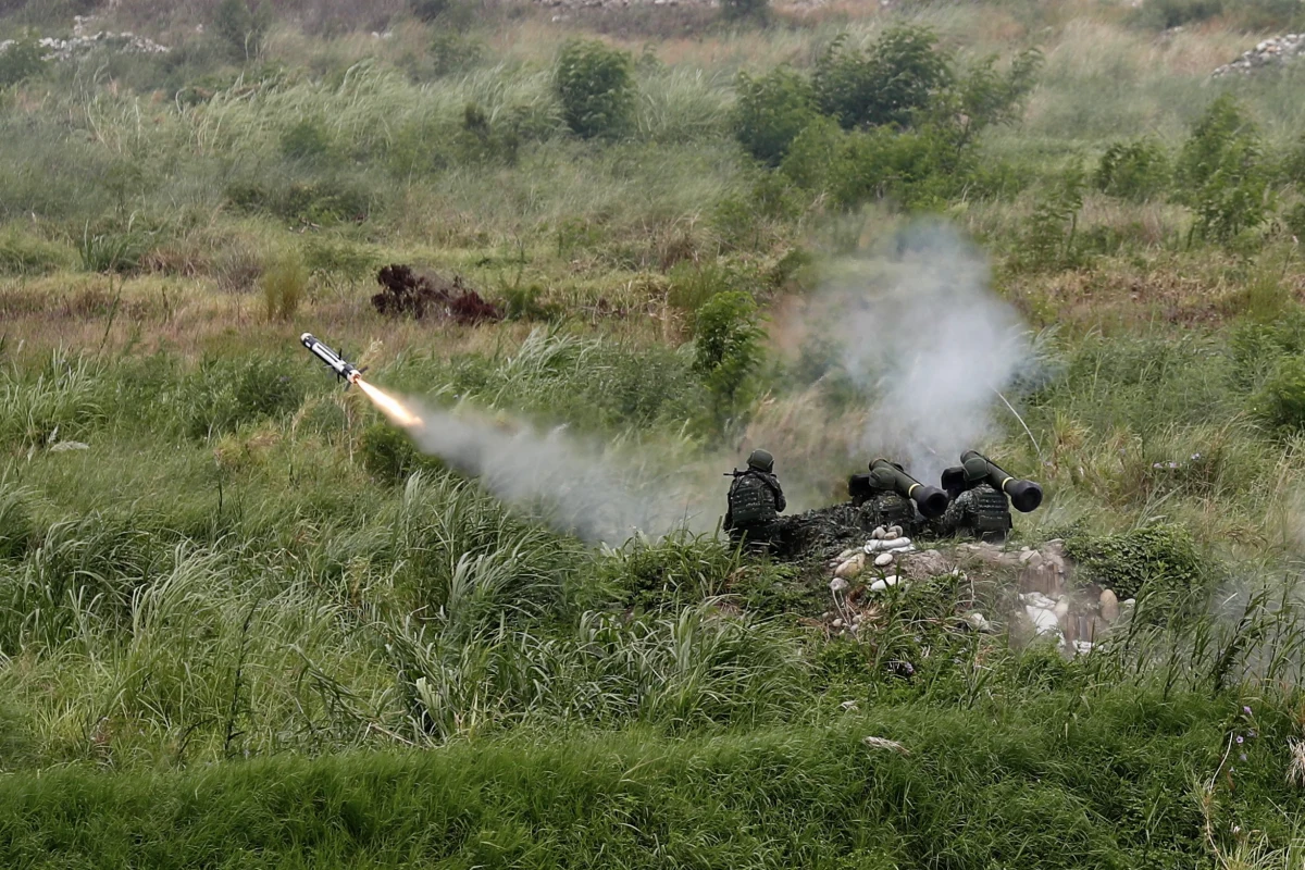 W Rosji rozpoczął się w piątek niezapowiedziany sprawdzian gotowości wojsk z udziałem blisko 150 tys. ludzi i ponad 26 tys. jednostek broni i sprzętu. Armia przeprowadzi 56 ćwiczeń taktycznych na poligonach lądowych i morskich, w tym na Morzu Czarnym.