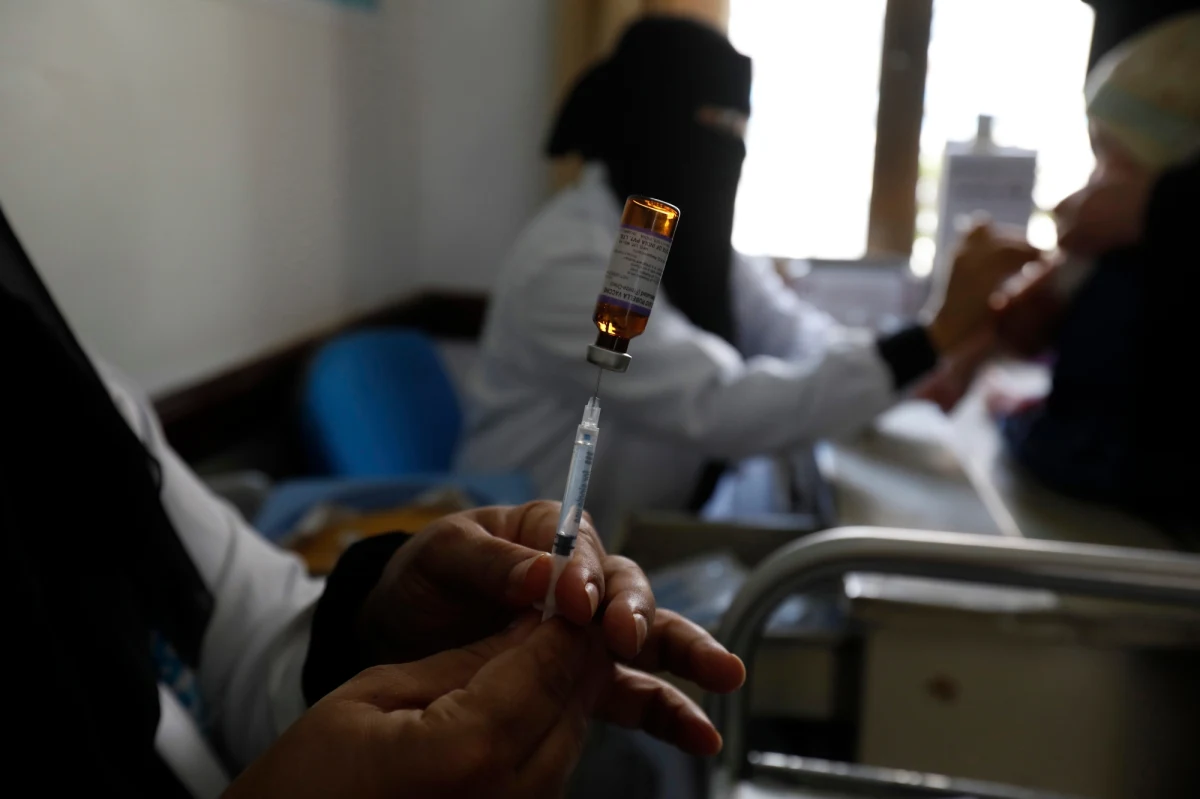 Coraz więcej naukowców opowiada się za kontrowersyjnymi badania klinicznymi, w których ochotnicy przyjmujący szczepionkę przeciwko COVID-19 byliby celowo zarażani wirusem SARS-CoV-2. List otwarty w tej sprawie do Narodowego Instytutu Zdrowia (NIH) w USA podpisało m.in. 15 noblistów.