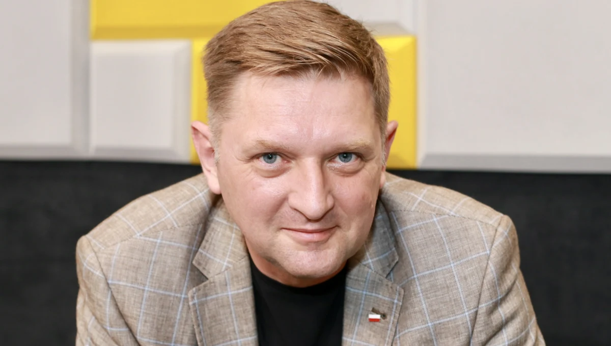 "Borys Budka pomylił wrogów, lewica nie jest wrogiem. Próba przerzucenia porażki Rafała Trzaskowskiego na lewicę przez niektórych polityków Platformy Obywatelskiej jest po prostu bardzo przykra. Ja ostatnie dwa tygodnie kampanii spędziłem razem z Michałem Kamińskim wspierając Rafała Trzaskowskiego. Nikt mnie o to nie prosił, zrobiłem to z własnej woli i dzisiaj jak czytam, że to przez lewicę Rafał Trzaskowski przegrał, to po prostu robi mi się bardzo przykro. To jest nieprawda"- powiedział w Rozmowie w samo południe w RMF FM poseł Lewicy Andrzej Rozenek. „Już pierwszego czy drugiego dnia po I turze Robert Biedroń wyraźnie poparł Rafała Trzaskowskiego. Nie było żadnych wątpliwości, że go popiera” – dodał.