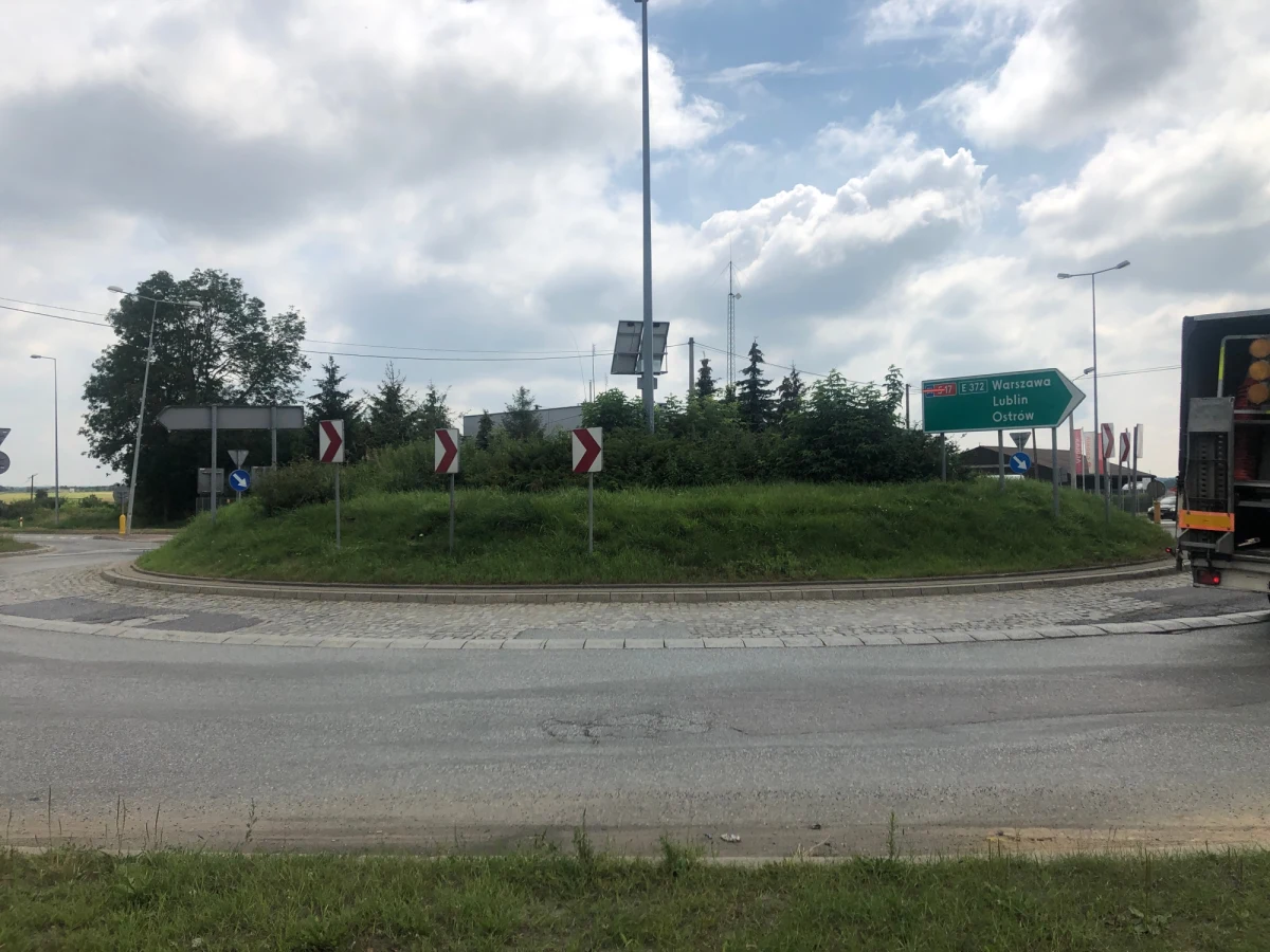 Słynne na całą Polskę rondo kojarzące się z długimi korkami idzie w niepamięć. Chodzi o rondo w Kołbieli w powiecie otwockim na Mazowszu. Kierowcy od dziś mogą korzystać z całej obwodnicy gminy na drodze ekspresowej S17, na trasie z Warszawy w kierunku Lublina.