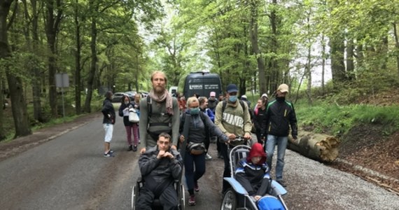 Pokazali, że góry są dla wszystkich. Niepełnosprawni z Wrocławia pokonali szlak w Górach Sowich.