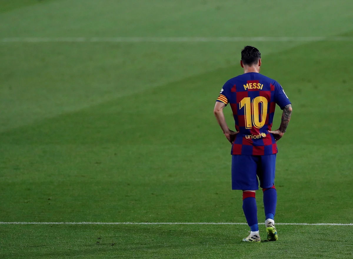 Gwiazdor światowego futbolu i numer 1 w ekipie Barcelony Lionel Messi ostro skrytykował drużynę po tym, jak "Duma Katalonii" przegrała w lidze z Osasuną, a Real Madryt zapewnił sobie tytuł mistrza Hiszpanii. "Jesteśmy słabym zespołem. (…) Każdy z nas powinien się nad sobą zastanowić. (…) My jesteśmy Barceloną i naszym obowiązkiem jest wygrywać każdy mecz" - stwierdził Argentyńczyk.