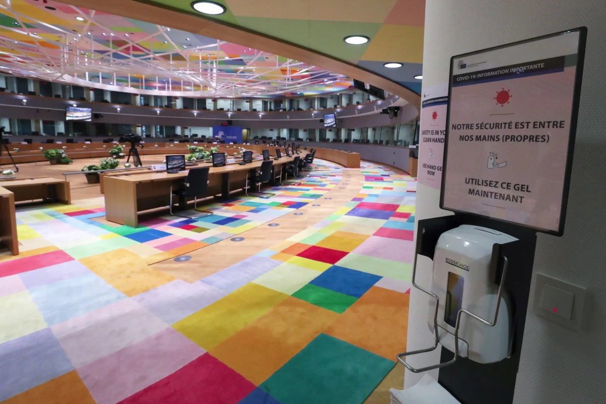 W Brukseli trwają obrady szczytu Unii Europejskiej w sprawie podziału pieniędzy na siedem najbliższych lat. Polska może otrzymać ze wspólnego budżetu około 93 mld euro na politykę spójności i rolnictwo oraz 64 mld euro na odbudowę gospodarki po pandemii koronawirusa. To pierwsze od miesięcy osobiste spotkanie szefów państw i rządów. Z powodu pandemii zastosowano wzmocnione środki bezpieczeństwa sanitarnego.