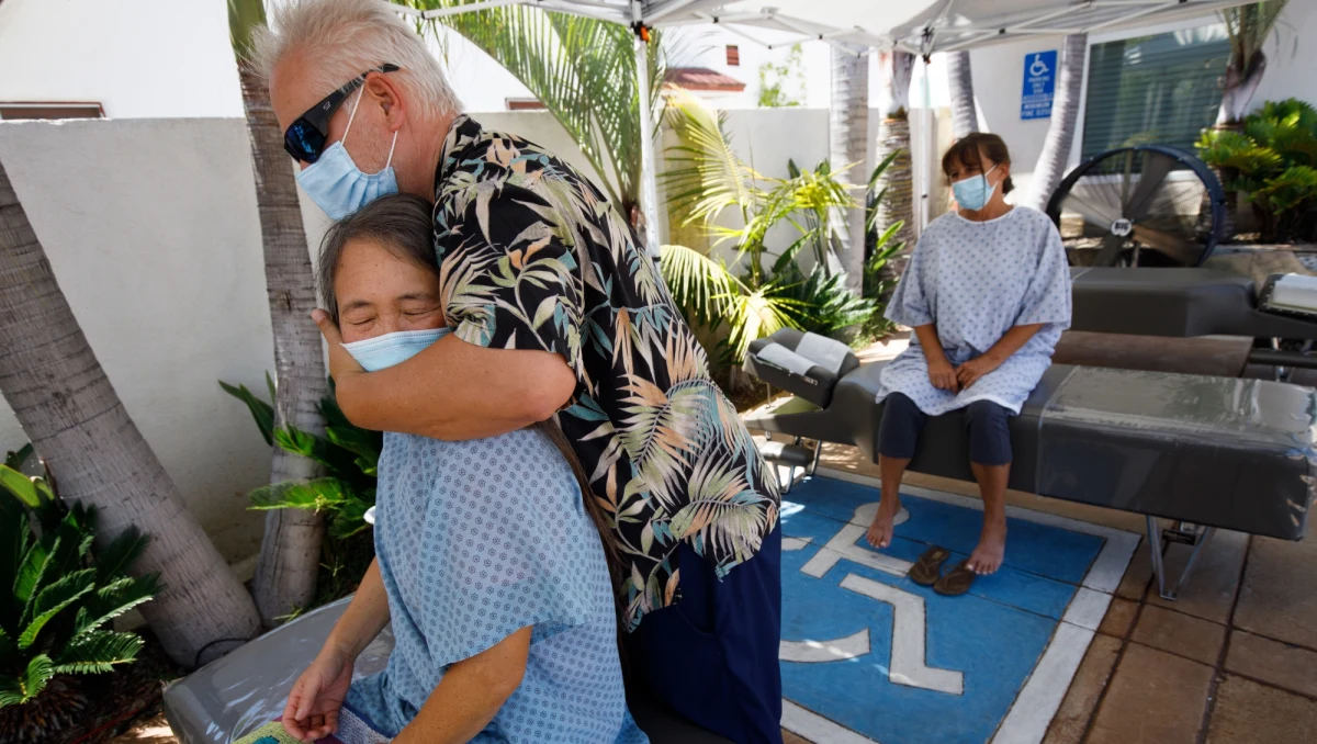 W Stanach Zjednoczonych w piątek kolejny raz odnotowano dobowy rekord wykrytych zakażeń SARS-CoV-2. W ciągu minionych 24 godzin zdiagnozowano 77 638 takie przypadki - wynika z danych Uniwersytetu Johnsa Hopkinsa w Baltimore.