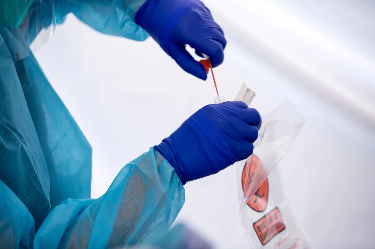 W ciągu ostatniej doby w Polsce wykryto 339 nowych przypadków zakażenia koronawirusem - poinformowało Ministerstwo Zdrowia. Resort podał też informację o śmierci sześciu osób, które walczyły z COVID-19.