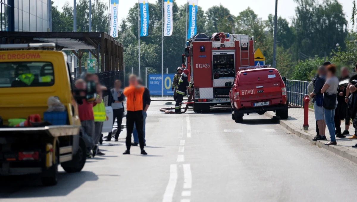 Przed jednym z marketów w Sosnowcu doszło do wybuchu butli z gazem, która była przechowywana w samochodzie. Jedna ranna osoba została zabrana do szpitala.