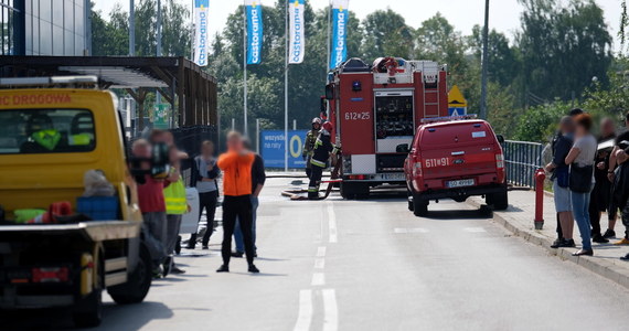 Przed jednym z marketów w Sosnowcu doszło do wybuchu butli z gazem, która była przechowywana w samochodzie. Jedna ranna osoba została zabrana do szpitala.