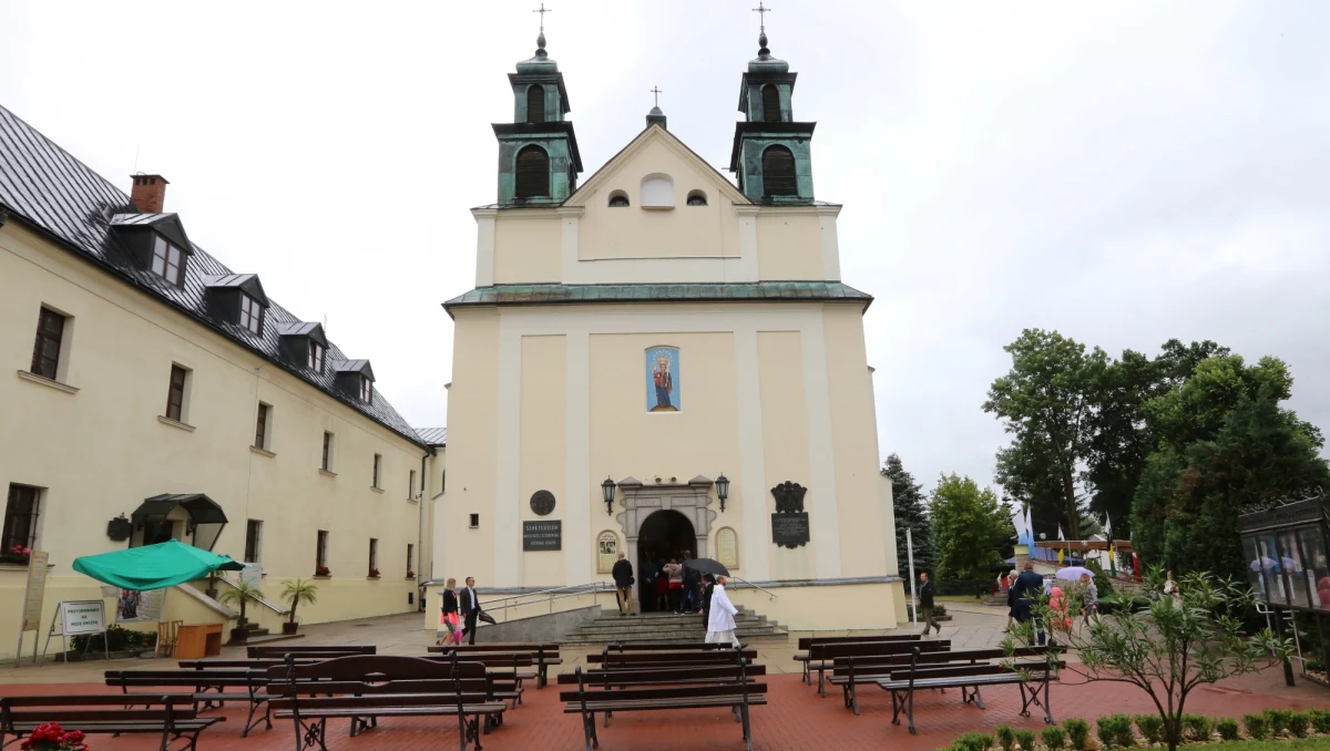 W Leśniowie w województwie śląskim zamknięto klasztor ojców Paulinów. Wszystko przez koronawirusem, którym zaraziła się jedna z zakonnic, która przebywała w Leśniowie. Kolejne zakażenia wykryto także u sióstr Obliczanek w Lublinie
