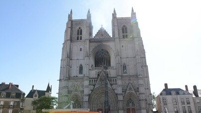 Francja: Wszczęto dochodzenie "w sprawie podpalenia" katedry w Nantes