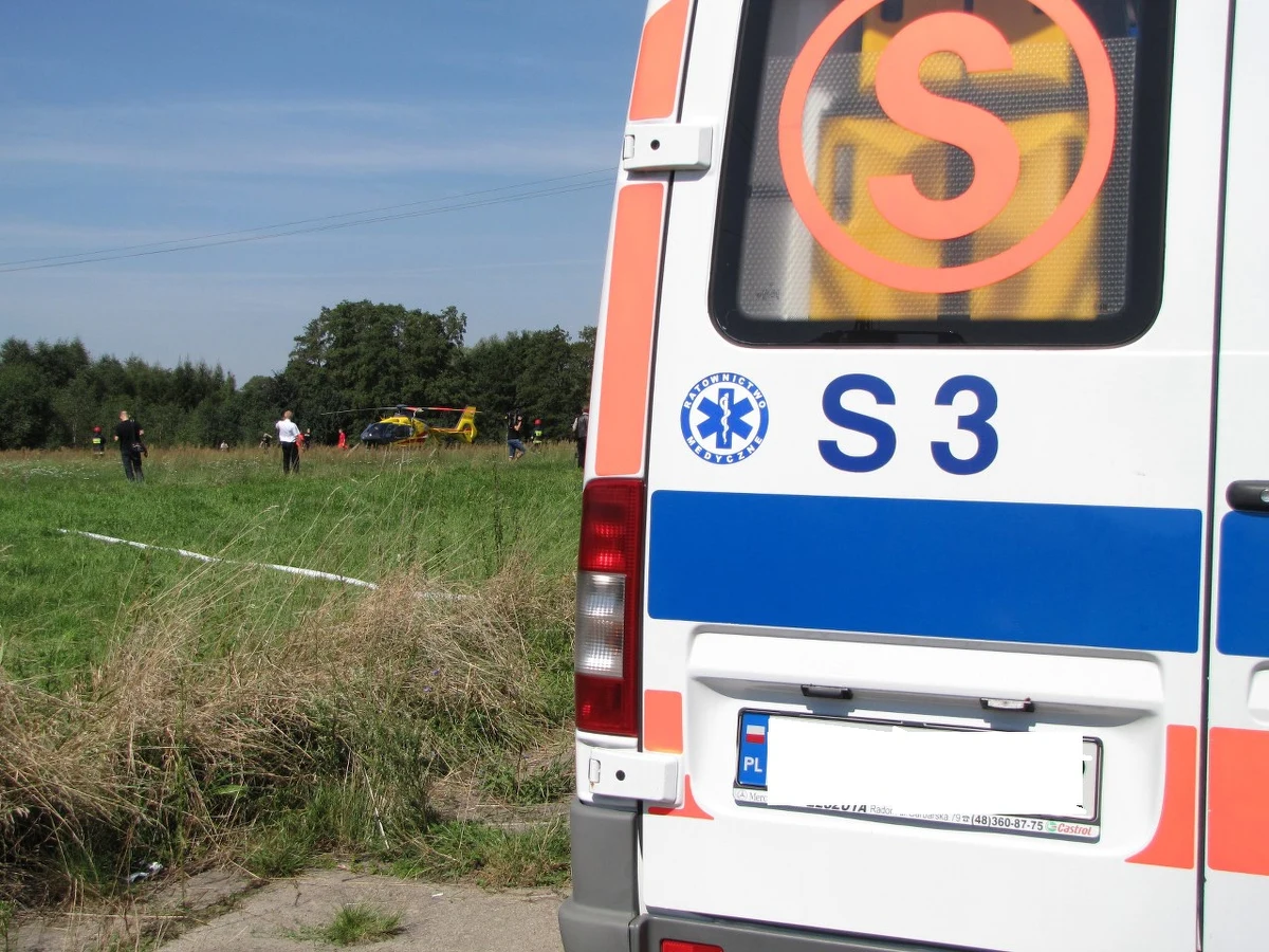 Młoda policjantka walczy o życie po wypadku w Ostrowitem koło Czerska na Pomorzu. Kobietę przygniótł radiowóz. 32-latka została zabrana do szpitala śmigłowcem Lotniczego Pogotowia Ratunkowego.