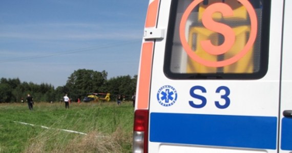 Młoda policjantka walczy o życie po wypadku w Ostrowitem koło Czerska na Pomorzu. Kobietę przygniótł radiowóz. 32-latka została zabrana do szpitala śmigłowcem Lotniczego Pogotowia Ratunkowego.