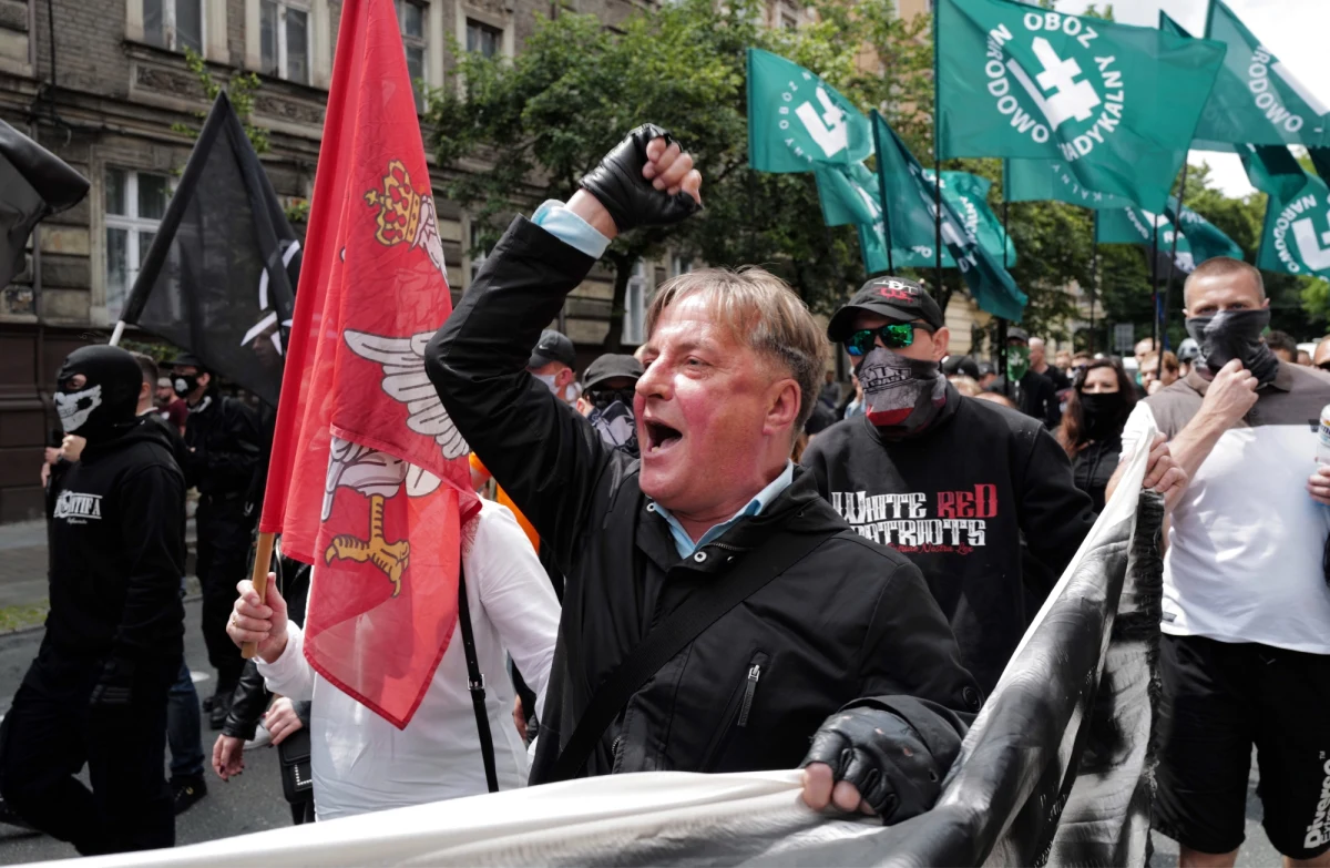 "Polska wolna od lewactwa", "Białe życie ma znaczenie", "Młodzi aktywni radykalni" – pod takim m.in. hasłami w sobotę ulicami Katowic przemaszerowała grupa Nacjonalistyczny Górny Śląsk. Pod pomnikiem Wojciecha Korfantego czekali na nich kontrmanifestanci. Nie doszło do starć, co potwierdziła policja.