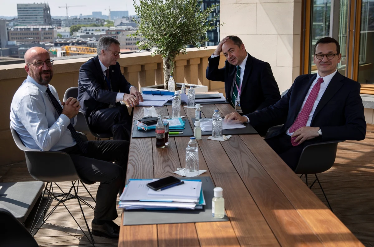 W Brukseli zakończyła się rozmowa Mateusza Morawieckiego z Charlesem Michelem. Rozmawiali między innymi o zapisie o uzależnieniu unijnego budżetu od przestrzegania zasad praworządności.