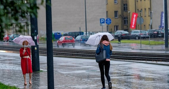 IMGW wydał w sobotę po południu ostrzeżenie pierwszego stopnia przed silnym deszczem z burzami i lokalnie gradem dla województw łódzkiego, wielkopolskiego, małopolskiego. Instytut prognozuje podobne zagrożenia także w pozostałych regionach centralnej, południowo-wschodniej i południowej Polski.