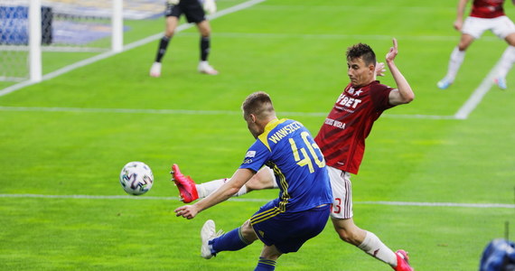 Piłkarze Górnika Zabrze, mimo porażki u siebie z Zagłębiem Lubin 0:2, okazali się najlepsi w grupie spadkowej ekstraklasy. Już wcześniej szansę utrzymania straciły Arka, Korona i ŁKS. W niedzielę mecze ostatniej kolejki w górnej połowie tabeli, gdzie pozostała walka o drugą lokatę.