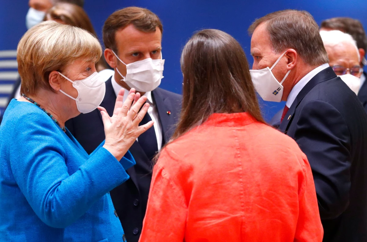 Unijni przywódcy powrócili w sobotę o godz. 21 do rozmów w formacie 27 państw. Szef Rady Europejskiej Charles Michel przeprowadził konsultacje w mniejszych grupach, ale na razie nie zdecydował się na przedstawienie nowych propozycji na piśmie. Głównym tematem - praworządność.