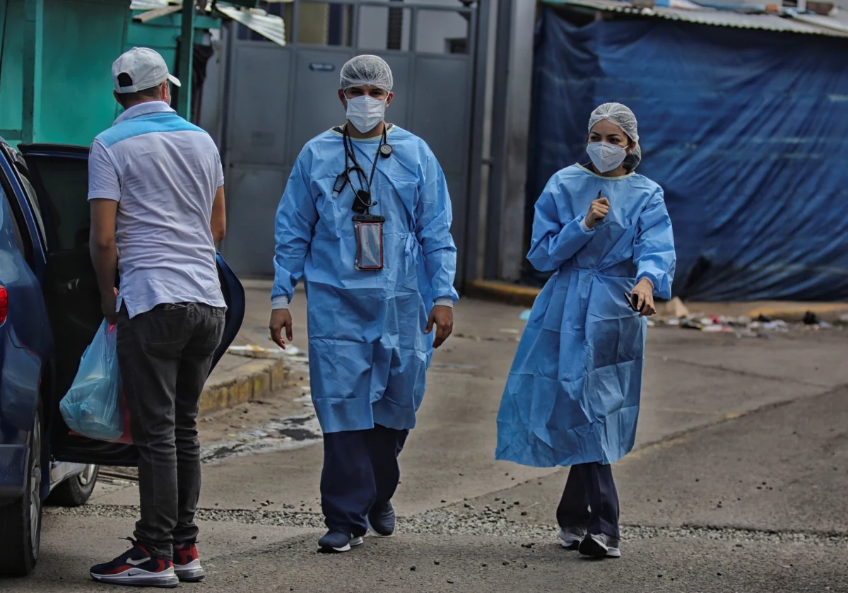 Światowa Organizacja Zdrowia (WHO) poinformowała o kolejnym rekordowym dobowym wzroście liczby osób zainfekowanych koronawirusem. W ciągu ostatnich 24 godzin zarejestrowano na świecie 259 848 nowych przypadków koronawirusa. Według AFP od początku pojawienia się pandemii, zmarło ponad 600 tys. zarażonych osób.