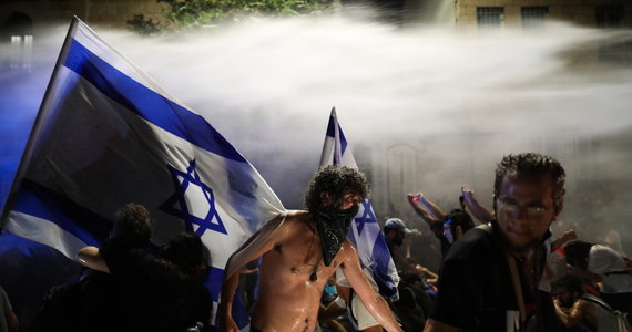 Tysiące ludzi wzięło udział w wieczornych antyrządowych demonstracjach w Jerozolimie i w Tel Awiwie. Uczestnicy protestowali przeciwko korupcji i manifestowali swoje niezadowolenie ze sposobu, w jaki izraelski rząd radzi sobie z epidemią koronawirusa i jej konsekwencjami.
