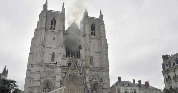 Wolontariusz z diecezji Nantes został zatrzymany przez policję w ramach śledztwa w sprawie pożaru w katedrze św. Piotra i Pawła w tym mieście - poinformował prokurator Nantes Pierre Sennes, potwierdzające informacje dziennika "Presse-Ocean".