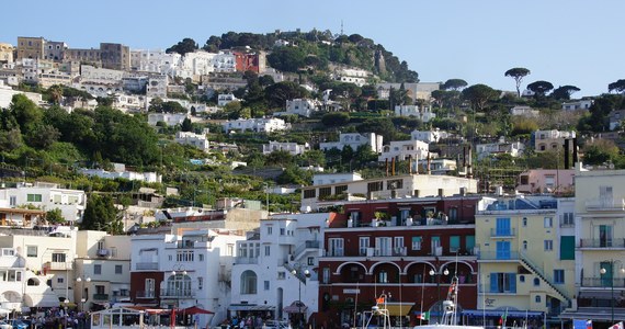 Na Capri w weekend przybyły tłumy turystów. Burmistrz tej włoskiej wyspy wyraził zaniepokojenie brakiem przestrzegania przez nich wymogów sanitarnych. Zwrócił się do sił porządkowych o wzmocnienie patroli.