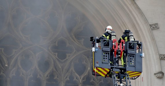 39-letni mężczyzna, zatrzymany w sobotę przez policję w śledztwie w sprawie pożaru w katedrze w Nantes, w niedzielę późnym wieczorem został zwolniony z aresztu.