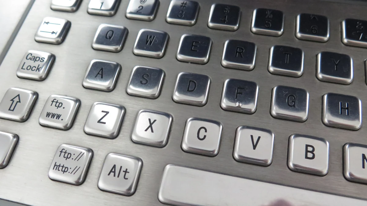 Policjanci z Przeworska (Podkarpackie) zatrzymali 45-latka podejrzanego o składanie przez internet propozycji seksualnych 14-latce. Pedofila pomógł złapać mieszkaniec regionu, który na internetowym czacie podawał się dziewczynkę.
