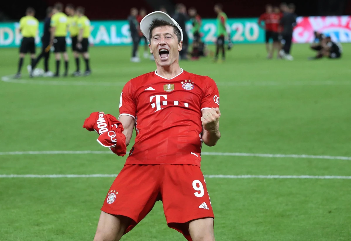Robert Lewandowski został uznany najlepszym zawodnikiem z pola minionego sezonu niemieckiej ekstraklasy w plebiscycie magazynu "Kicker". W plebiscycie wzięło udział 270 piłkarzy. Na polskiego napastnika Bayernu Monachium głos oddało 42,6 procent uczestników.