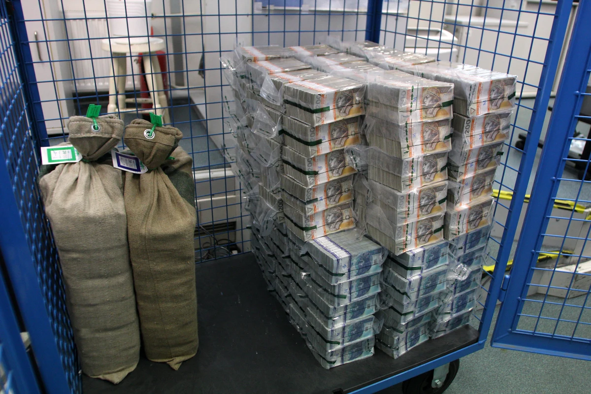 Policjanci z Nowego Sącza odzyskali ponad 10 milionów złotych, które zostały wyłudzone przez dwóch oszustów. Przestępcy podszywając się pod prezesa dużego sądeckiego przedsiębiorstwa, przesłali do włoskiego kontrahenta firmy - wezwanie - do uregulowania należności za towar. 