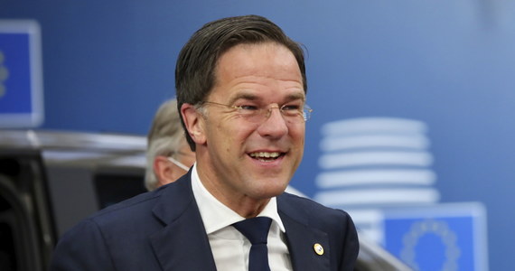 Premier Holandii Mark Rutte jest optymistą po nocnych rozmowach na szczycie UE w Brukseli dotyczących funduszu odbudowy po koronakryzysie. Jego zdaniem osiągnięto postępy, jeśli chodzi o mechanizm zabezpieczenia wypłat środków z tego funduszu. Rano szef Rady Europejskiej Charles Michel przedstawił unijnym przywódcom nową propozycję dotyczącą funduszu odbudowy. Wysokość grantów miałaby wynosić 390 mld euro. Posiedzenie zostało zawieszone do godziny 16:00. Przywódcy unijnych państw debatują w Brukseli nad budżetem od piątku.
