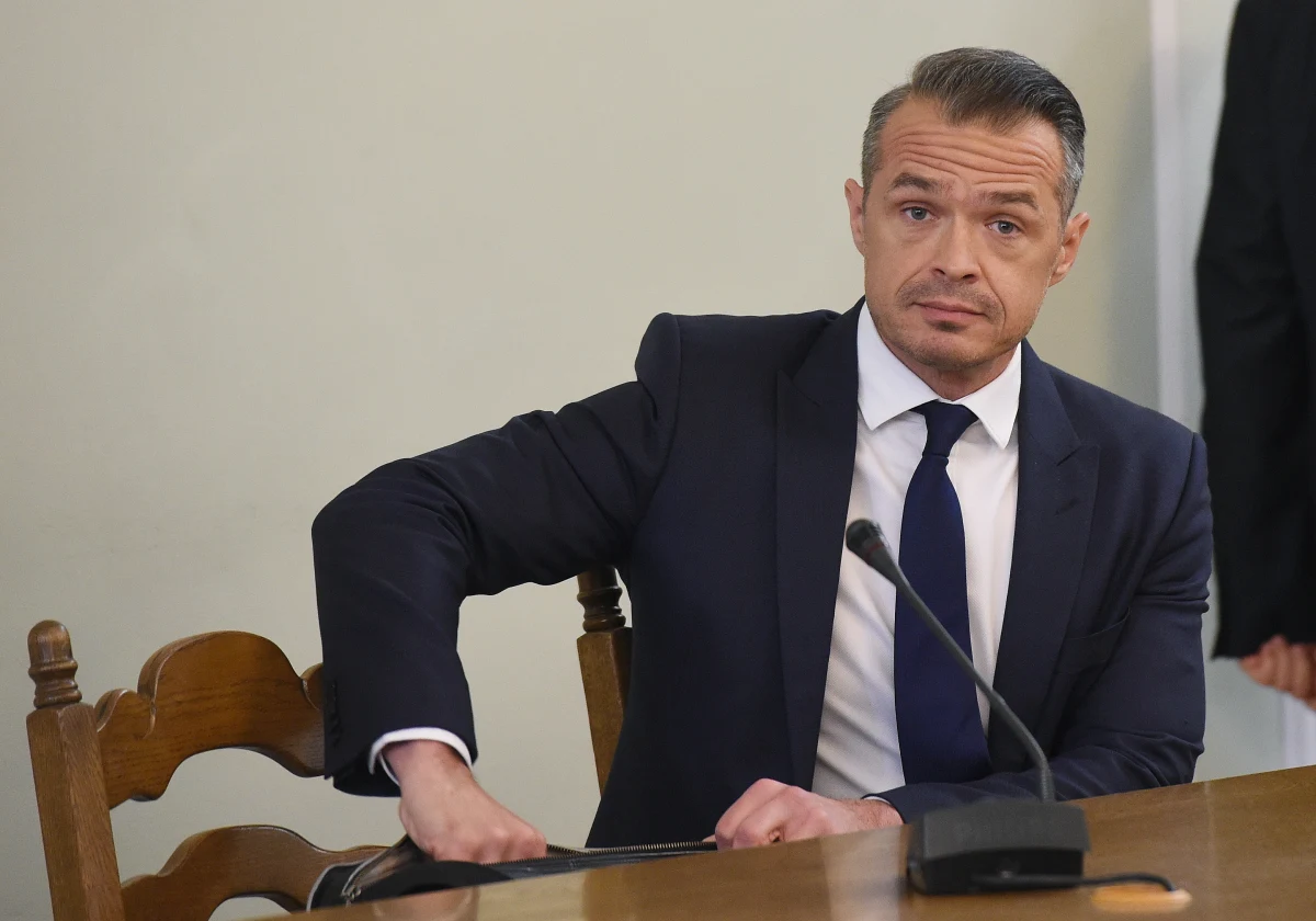 "Sławomir N., były szef agencji Ukrawtodoru, przyjmował korzyści majątkowe za zlecenia budowy dróg" - poinformował szef Narodowego Biura Antykorupcyjnego Ukrainy Artem Sytnyk. Sytnyk wyjaśnił, że śledztwo rozpoczęło się w 2019 roku, z inicjatywy strony ukraińskiej. Badane są przetargi na ponad 270 milionów euro - mówił Artem Sytnyk. Dodał, że Nowakowi grozi do 12 lat więzienia.