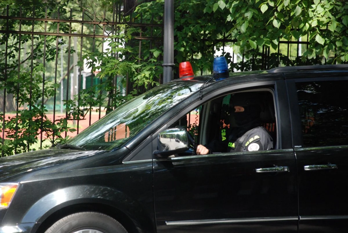 Centralne Biuro Antykorupcyjne zatrzymało płk. Dariusza Z., byłego dowódcę JW GROM pod zarzutem korupcji. Zatrzymani zostali także były minister transportu Sławomir Nowak oraz gdański przedsiębiorca Jacek P. Szczegóły nadal nie są znane. W środowisku żołnierzy jednostki jednak zawrzało. Jak pisze Onet, byli żołnierze GROM-u nie wierzą w winę pułkownika i twierdzą, że sprawa ma podłoże polityczne. Ich były dowódca nigdy nie ukrywał, że jest związany ze środowiskiem opozycyjnej Platformy Obywatelskiej.