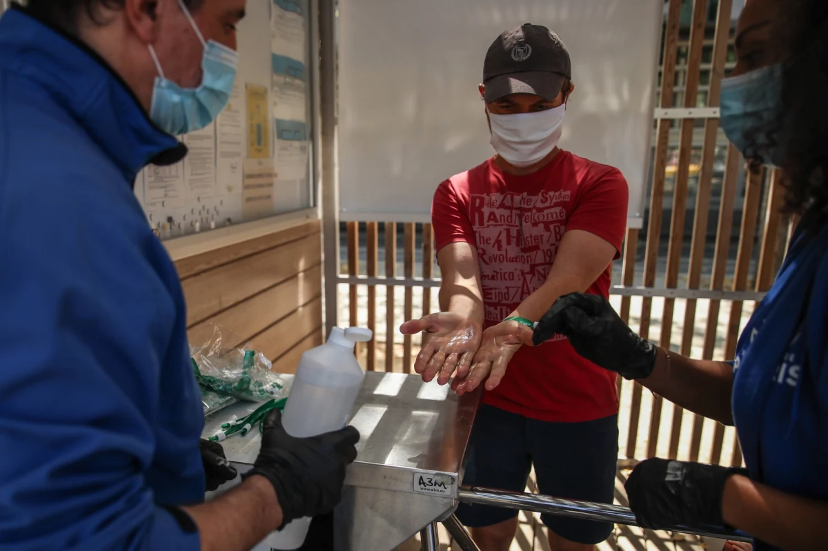 Po raz pierwszy we Francji został wprowadzony obowiązek noszenia maseczek we wszystkich miejscach publicznych. Rząd obawia się drugiej fali epidemii koronawirusa.