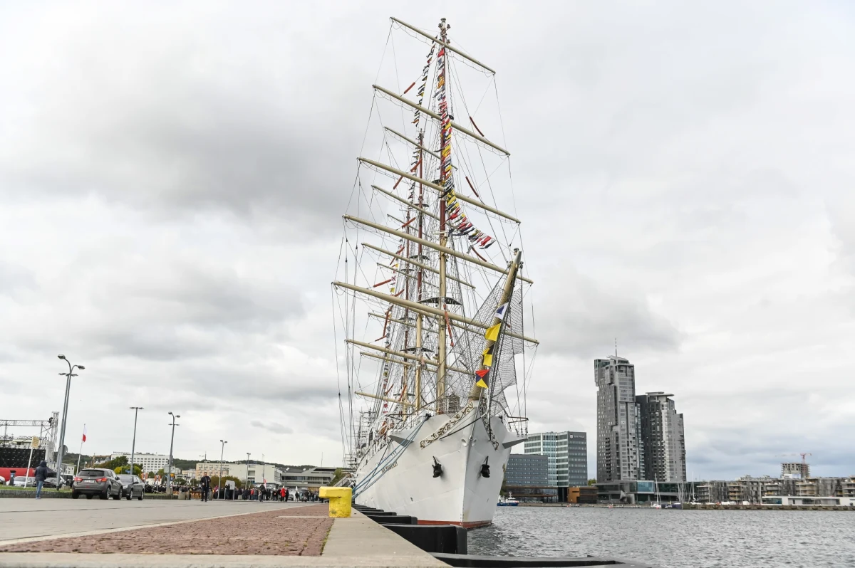 Śmierć na pokładzie "Daru Młodzieży": nie żyje 19-letni chłopak, który na słynnym żaglowcu odbywał praktyki. Policja wstępnie przyjęła, że popełnił samobójstwo. 19-latek wszedł bez zabezpieczenia na maszt lub reję - i stamtąd miał skoczyć na pokład.