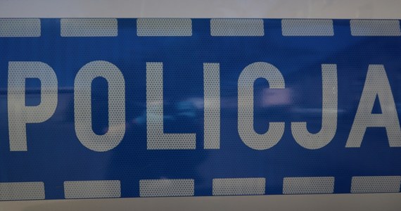 Dwaj policjanci z Konina w Wielkopolsce trafili do szpitala po pościgu za osobowym mercedesem, do którego doszło na ulicach miasta. Podczas próby zatrzymania kierowcy uciekającego auta padły strzały z policyjnej broni.