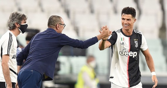 Cristiano Ronaldo jest pierwszym piłkarzem w historii, który zarobił ponad miliard dolarów - ogłosił renomowany magazyn "Forbes". Tylko w ubiegłym roku Portugalczyk wzbogacił się - według obliczeń "Forbesa" - o 105,5 mln dolarów.