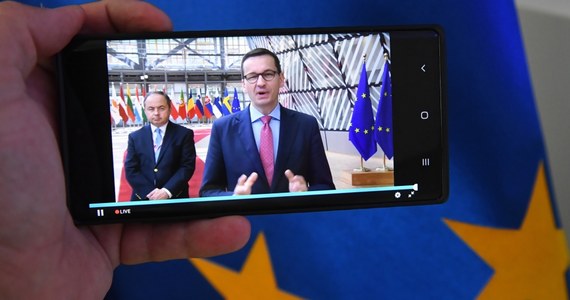 "Deal" - napisał we wtorek nad ranem na Twitterze szef Rady Europejskiej Charles Michel. Tym samym ogłosił, że w Brukseli po 4 dniach skończył się szczyt UE, poświęcony budżetowi na lata 2021-2027 i funduszowi odbudowy, który ma pomóc wyjść z kryzysu gospodarczego, spowodowanego epidemią koronawirusa.  To był długi maraton, przełamaliśmy różne kryzysy, które były po drodze; wspólna praca Grupy Wyszehradzkiej doprowadziła do tego ogromnego sukcesu - powiedział po zakończeniu szczytu UE w Brukseli premier Mateusz Morawiecki.