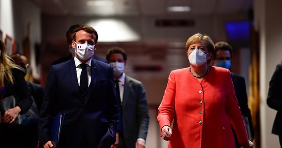 Kanclerz Niemiec Angela Merkel i prezydent Francji Emmanuel Macron na wspólnej konferencji prasowej w Brukseli historycznym nazwali zawarte nad ranem na szczycie UE w Brukseli porozumienie "27" w sprawie odbudowy po kryzysie związanym z koronawirusem. Po czterech dniach i nocach negocjacji, we wtorek nad ranem na szczycie UE zawarto porozumienie. Zakłada ono powołanie funduszu odbudowy o wartości 750 mld euro.
