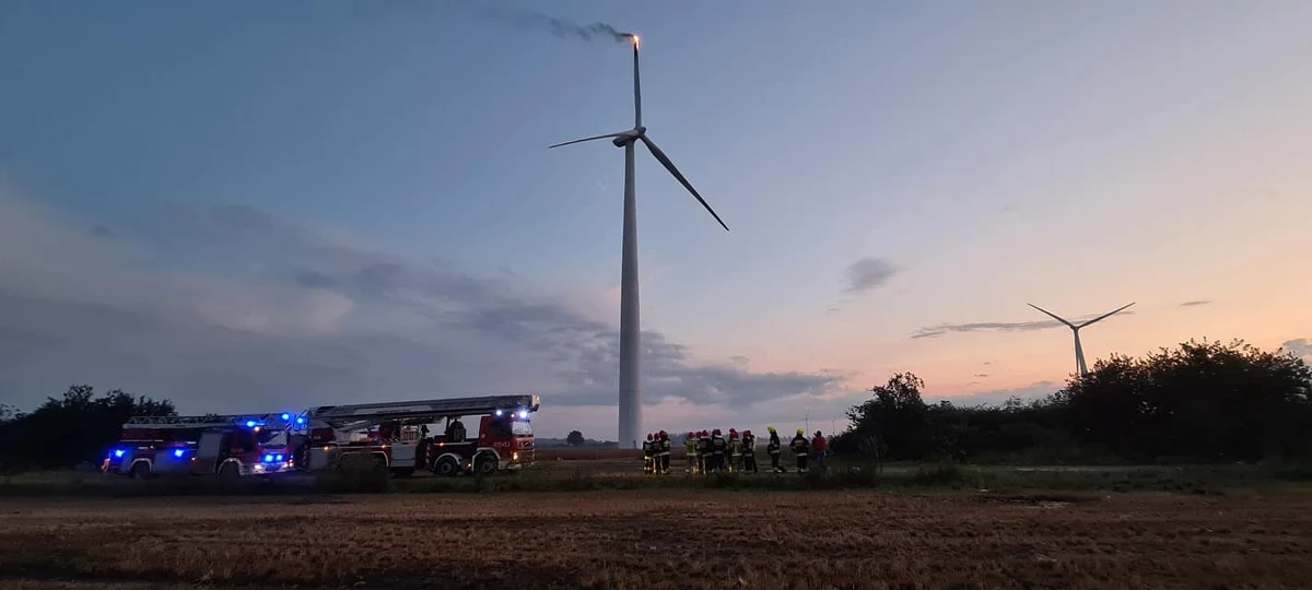 Dopiero nad ranem udało się ugasić wiatrak prądotwórczy w Ciołkowie koło Gostynia w Wielkopolsce. Jedno ze śmigieł urządzenia wczoraj wieczorem zapaliło się, najprawdopodobniej po uderzeniu pioruna. 