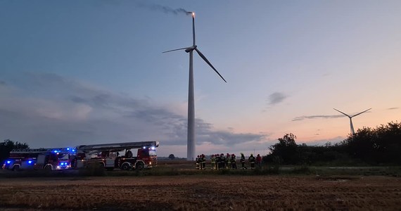 Dopiero nad ranem udało się ugasić wiatrak prądotwórczy w Ciołkowie koło Gostynia w Wielkopolsce. Jedno ze śmigieł urządzenia wczoraj wieczorem zapaliło się, najprawdopodobniej po uderzeniu pioruna. 